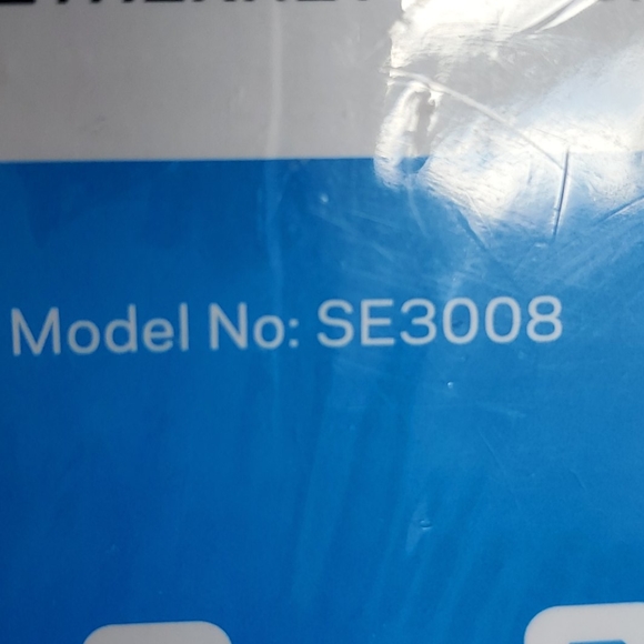 Linksys 8-Port Gigabit Ethernet Switch - Picture 3 of 3